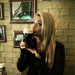 Meet your Posher, Caitlin